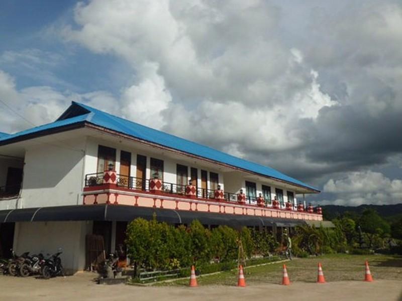 Hotel Sinar Tambolaka Waingapu エクステリア 写真