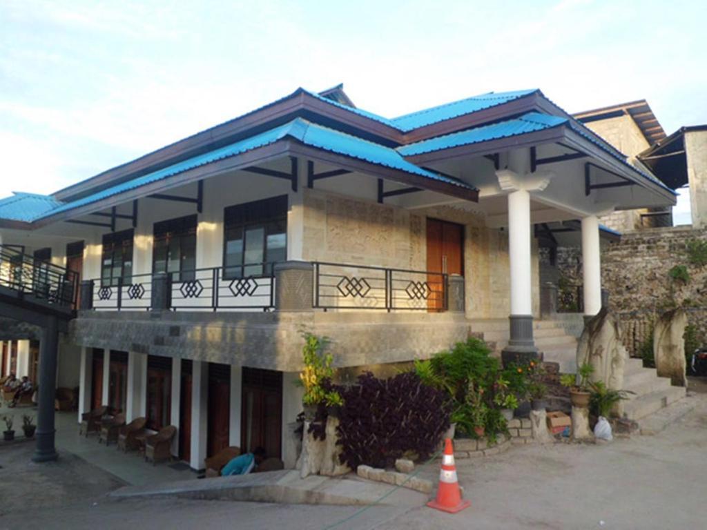 Hotel Sinar Tambolaka Waingapu エクステリア 写真