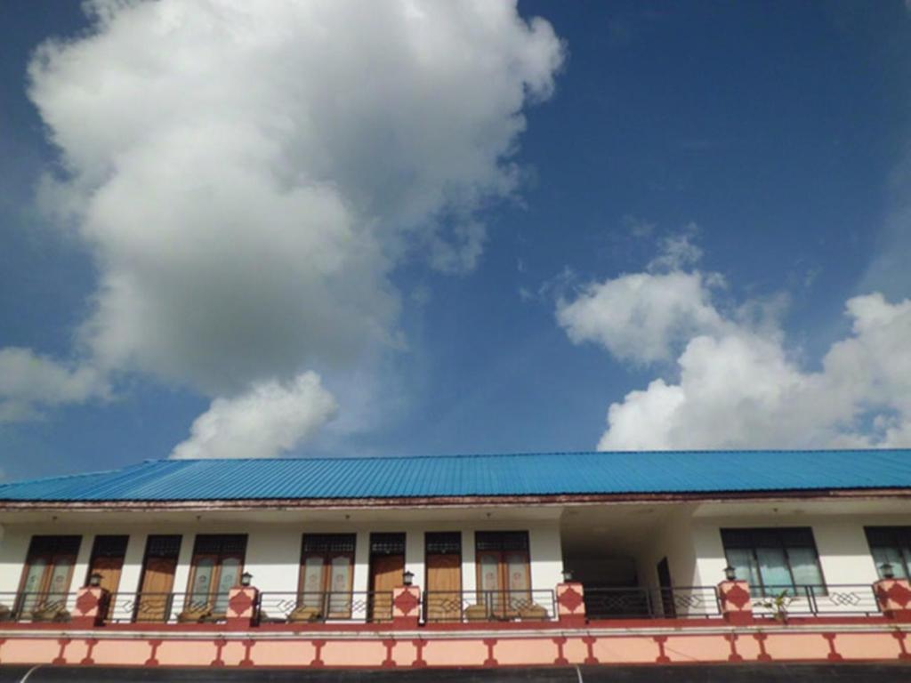 Hotel Sinar Tambolaka Waingapu エクステリア 写真
