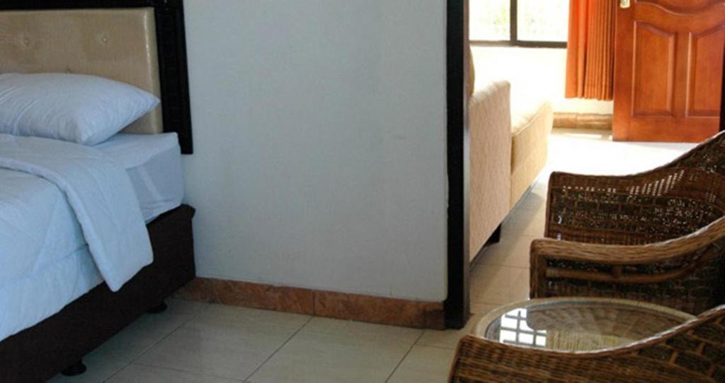 Hotel Sinar Tambolaka Waingapu エクステリア 写真